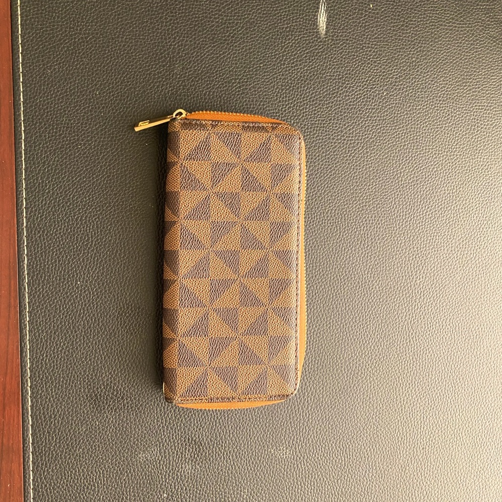 Geometric patterned wallet
